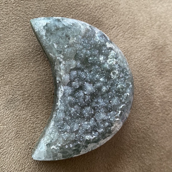 BLK AMETHYST DRUZY MOON. 2.25 X 1.50 X 1/2” - Picture 8 of 16